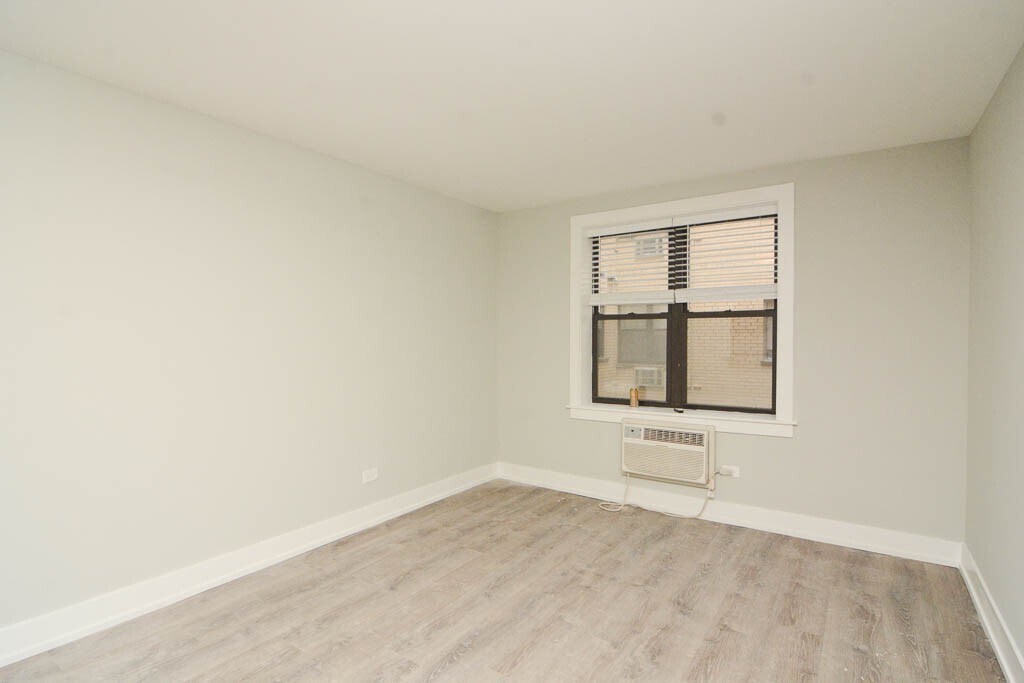 Building Photo - 450 W Barry Ave