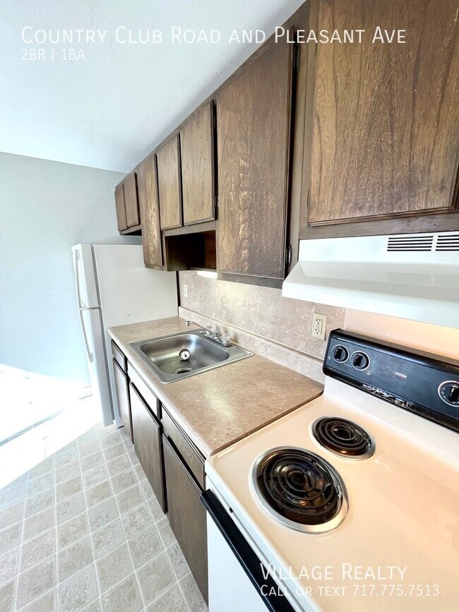 Building Photo - 605 Country Club Rd