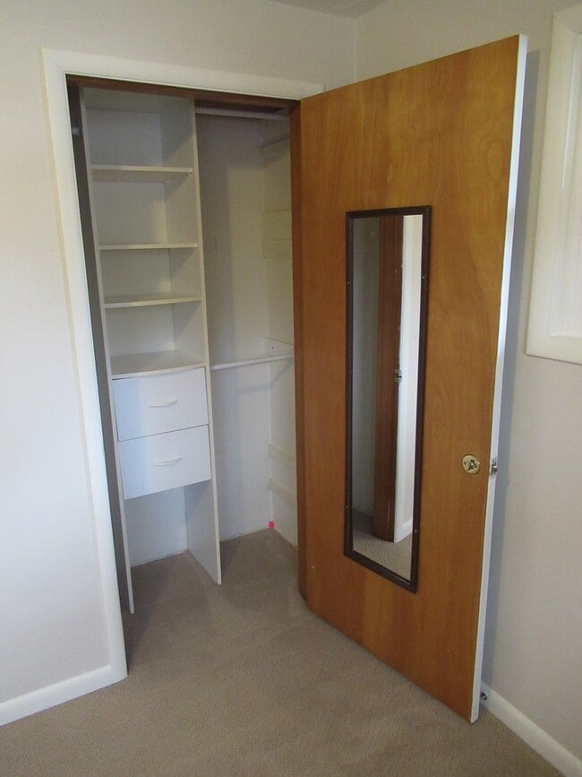 Building Photo - Four Bedroom Home in the Hills of South Salem