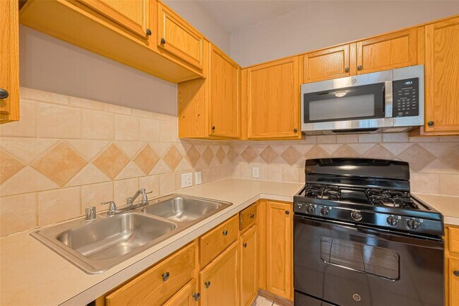 Building Photo - 4826 Cliffpoint Ct