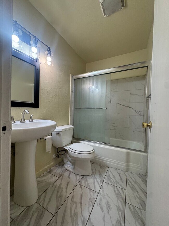 Building Photo - Beautiful single-story home with 4 bedroom...