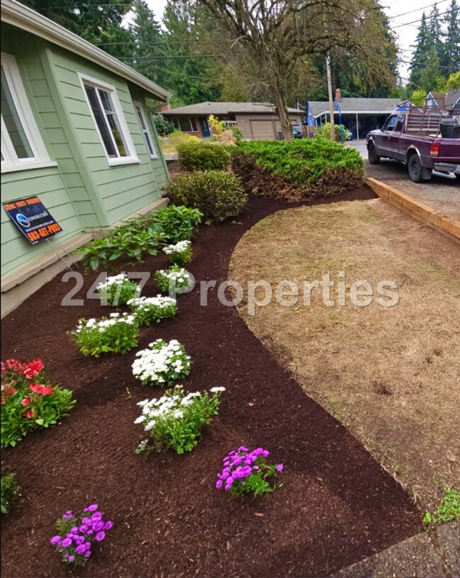 Building Photo - Nostalgic 2 BD | 2 BA House w/ Large Backy...