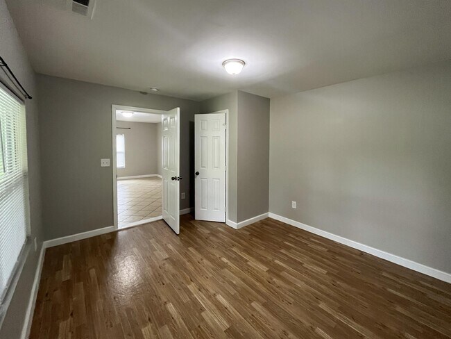 Building Photo - 316 W Chestnut Ave