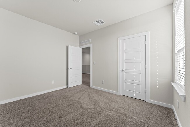 Building Photo - 2106 Somerset Dr