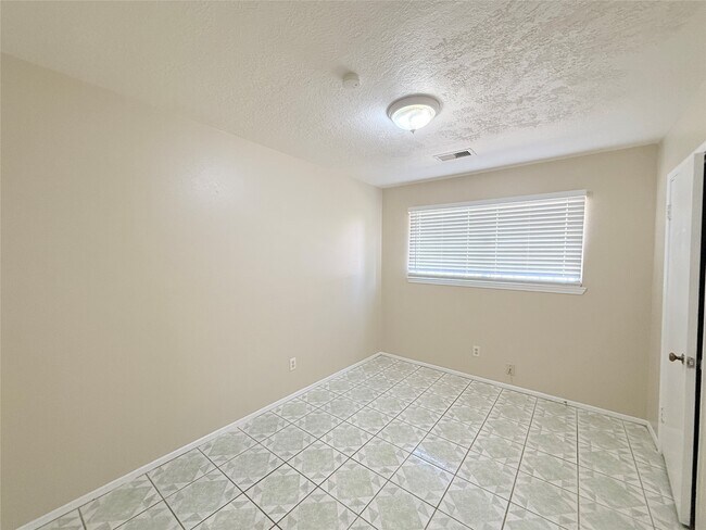 Building Photo - 6910 Pella Dr