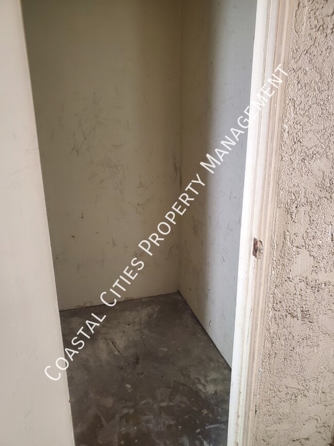 Building Photo - 2429 College Ln