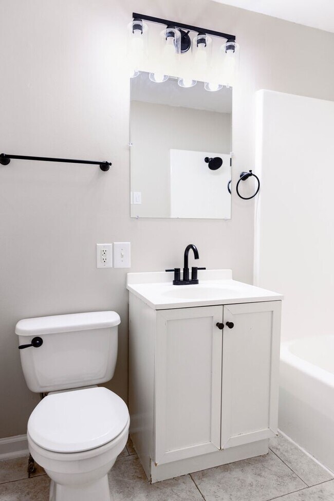 Building Photo - 702 Woodlawn Dr