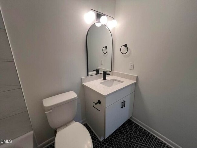 Building Photo - Five Point's hidden 2 Bed 1.5 Bath gem