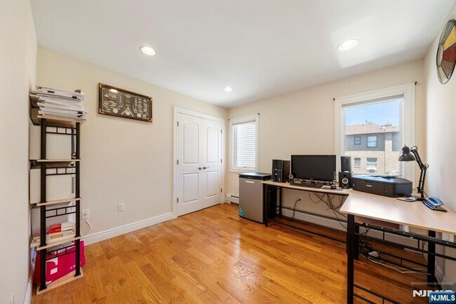 Building Photo - 316 6th St