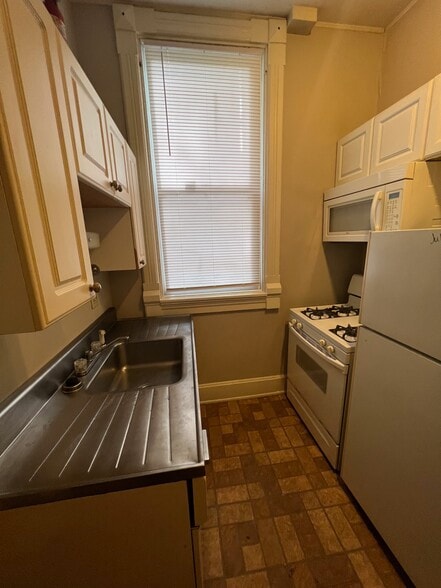 Building Photo - 114 Parker St