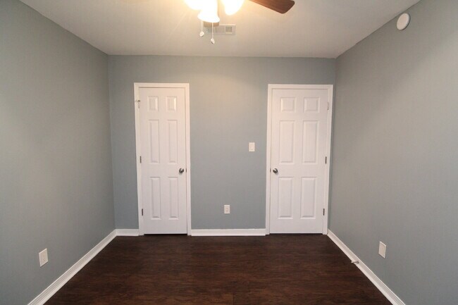 Building Photo - Private Cul-de-Sac Living — 3BR Home Featuring Open Layout, Wooded Backyard Views & Stylish Updat...