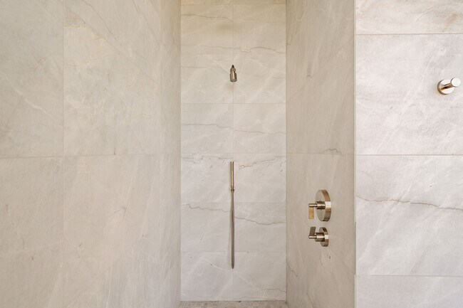 Building Photo - 211 Elm Ct