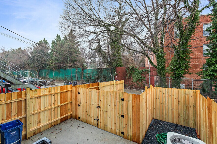Building Photo - 68 Farragut Pl NW