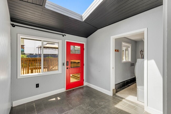 Building Photo - Charming 3 Bedroom Home on Expansive Lot – Ideal Location!
