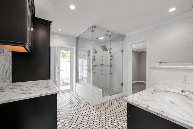 Building Photo - 620 NW 37th St