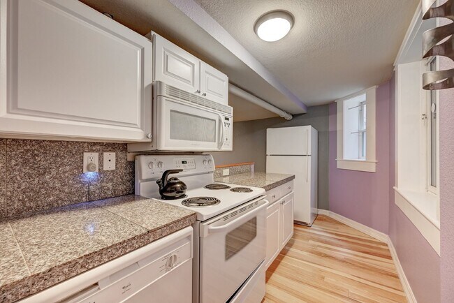 Building Photo - $950.00 - 1 bed, 1 bath charming Condo in the Heart of Denver!