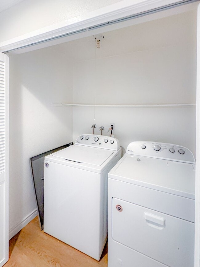 Building Photo - Beautiful 2bd 2ba