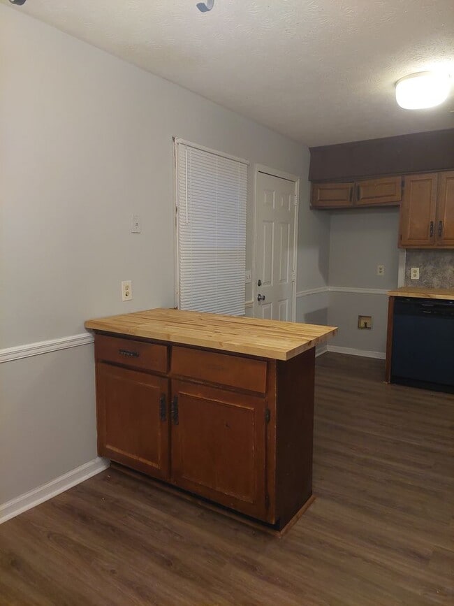 Building Photo - 3062 Viking Dr