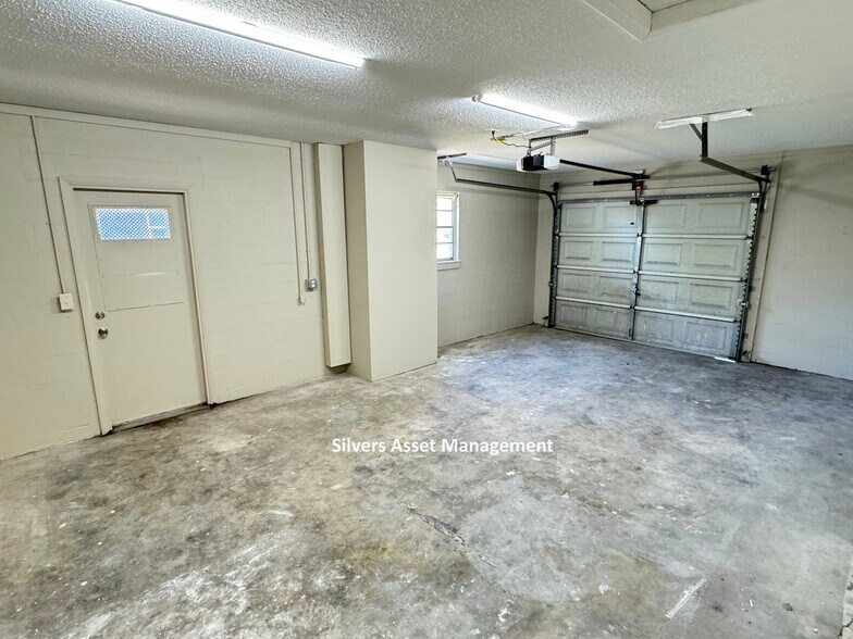 Building Photo - 3307 York Dr W