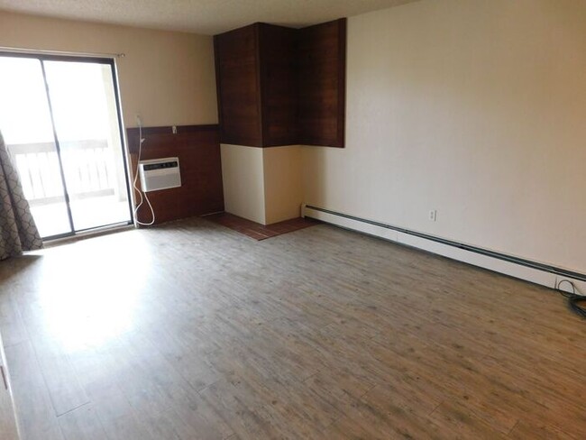 Building Photo - 2 Bed 1 Bath Condo Close to CMU!