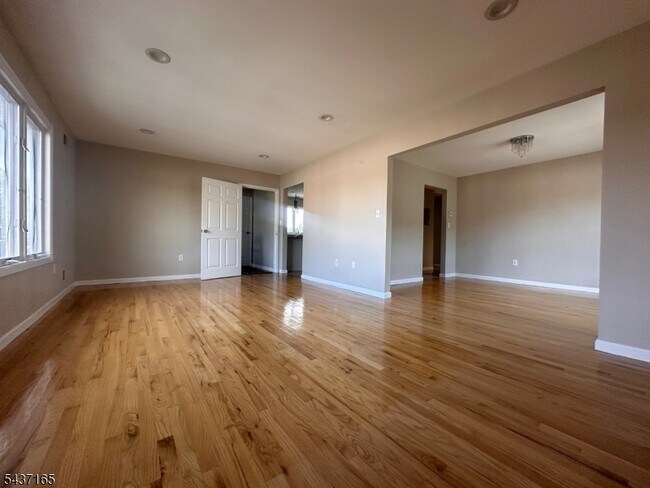 Building Photo - 427 Forest St