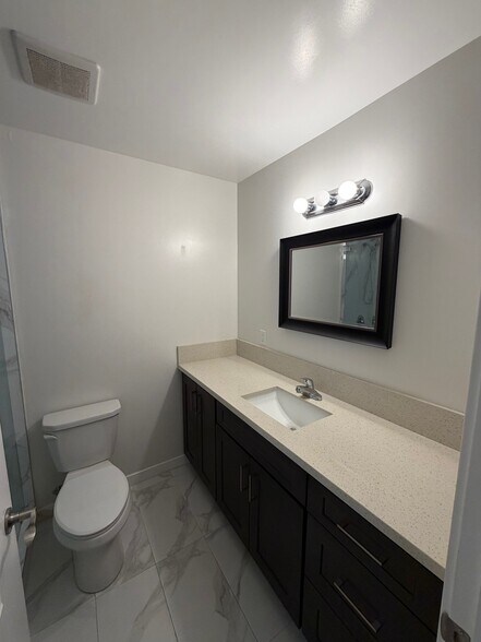 Building Photo - 2314 Montrose Ave