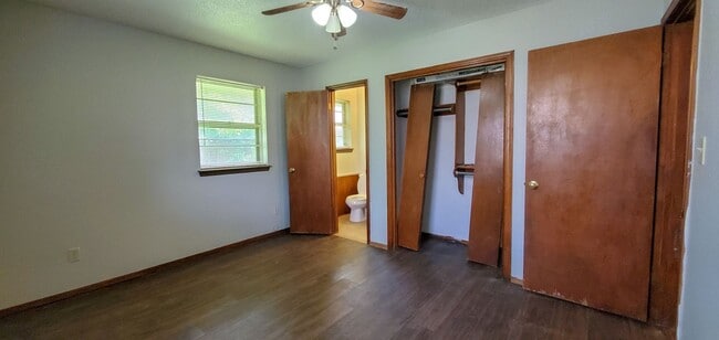Building Photo - 3 Bedroom 1.5 Bath with Garage