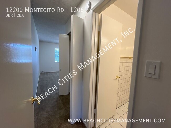 Building Photo - $300 off first month's rent! Nice Upper Un...