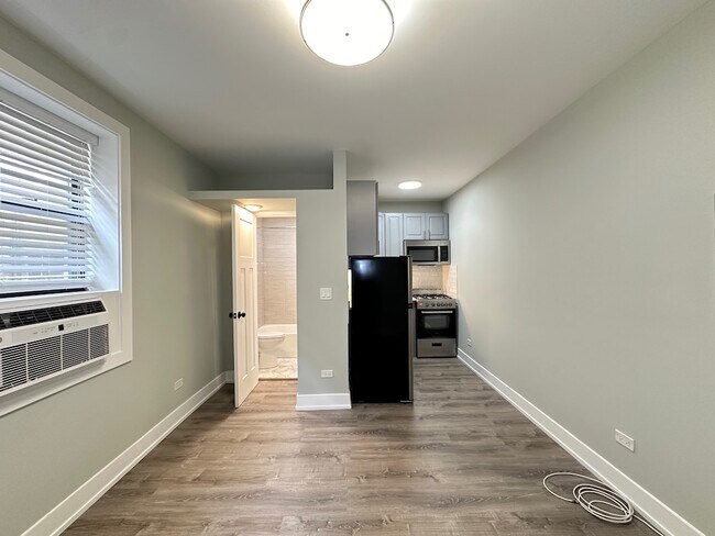 Building Photo - 510 W Belmont Ave