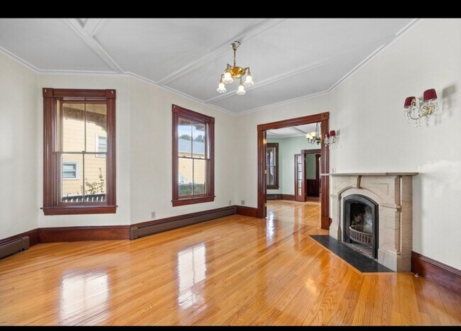 Building Photo - 118 Elm St