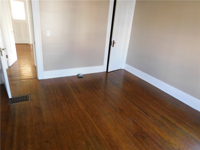 Building Photo - 125 W High Terrace