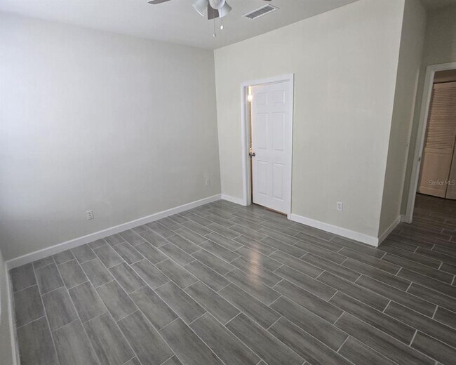 Building Photo - 9013 Lee Vista Blvd