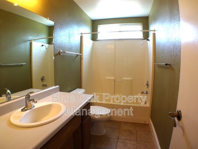 Building Photo - 1011 Lupin Ave