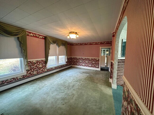 Building Photo - 2027 Lincoln Way E
