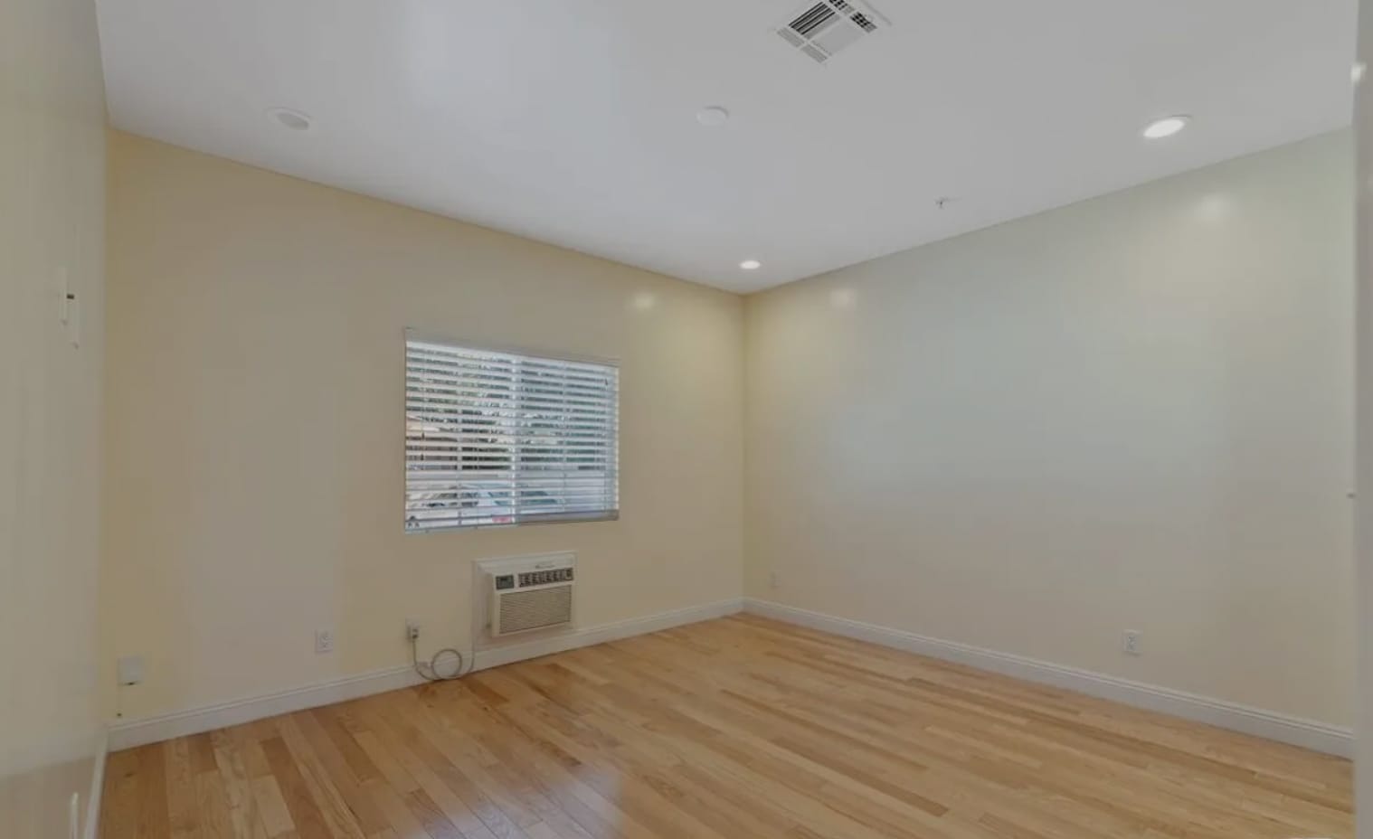 Building Photo - 2018 Hillcrest Dr