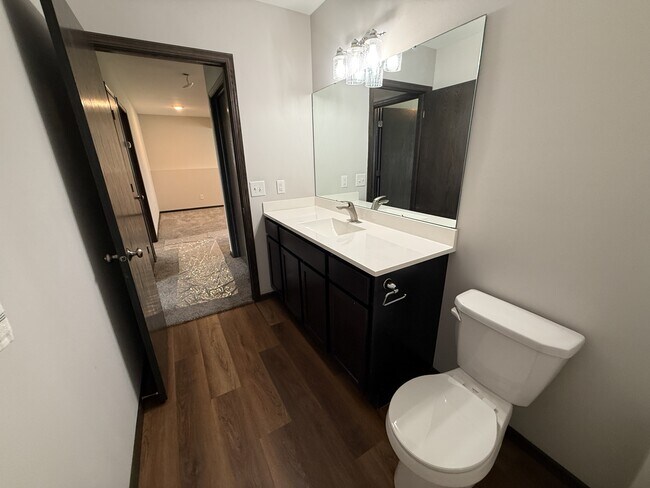Building Photo - 930 Waters Edge Ct