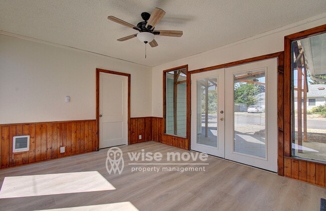 Building Photo - 2 Bedroom Home with Garage- Corner Lot!