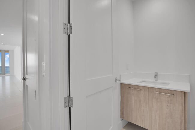 Building Photo - 151 N Seabreeze Blvd