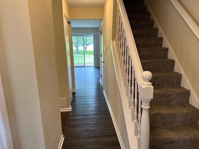 Building Photo - Townhome in Ballwin!!