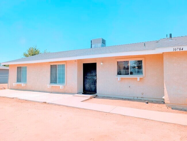 Building Photo - 4 bed with Dual master bedrooms and Solar ...
