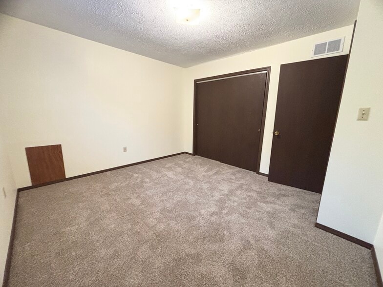 Building Photo - 528 Broadway Ave