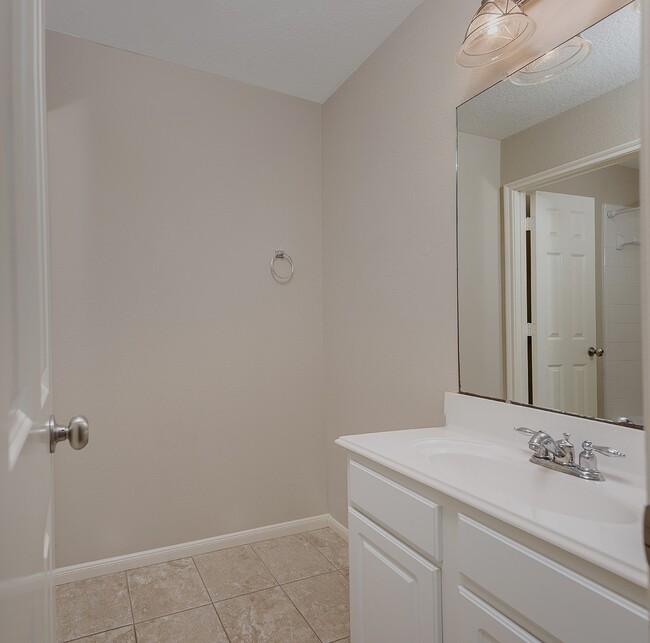 Building Photo - 50 E Pipers Green St