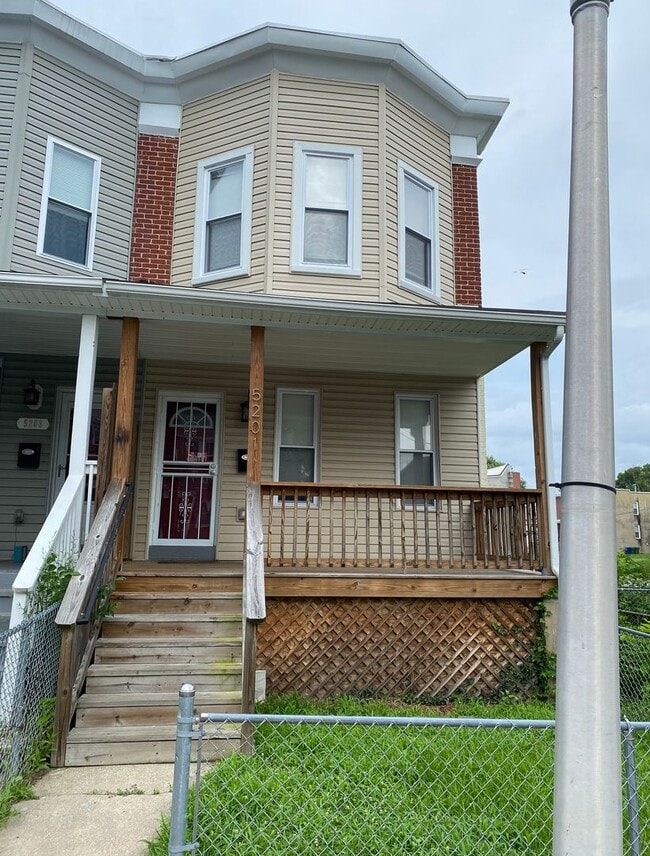 Primary Photo - Spacious 3 Bedroom Townhouse – Available A...