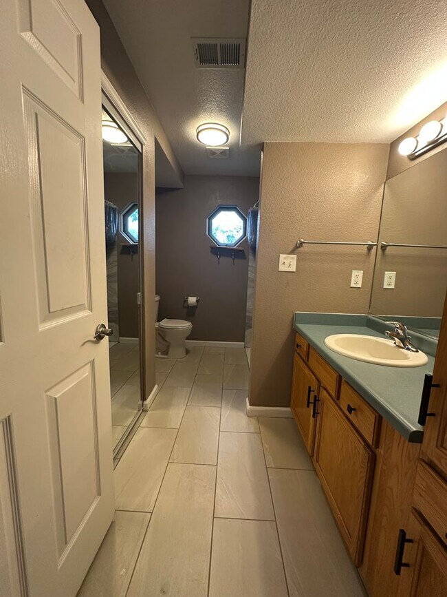Building Photo - Amazing Ground Level 2 Bedroom!