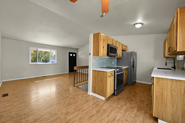 Building Photo - $1,945.00, 4-bed, 2-bath located in Colora...