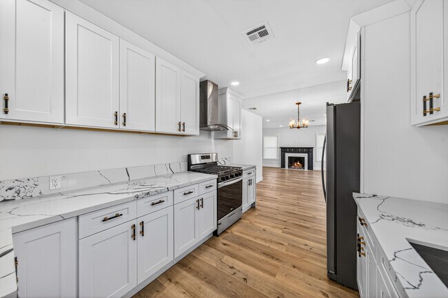 Building Photo - 1667 Valencia Ave