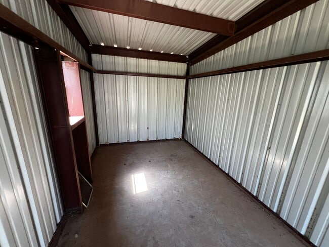 Building Photo - Inviting 3 bedroom 2 bath House with fenced yard