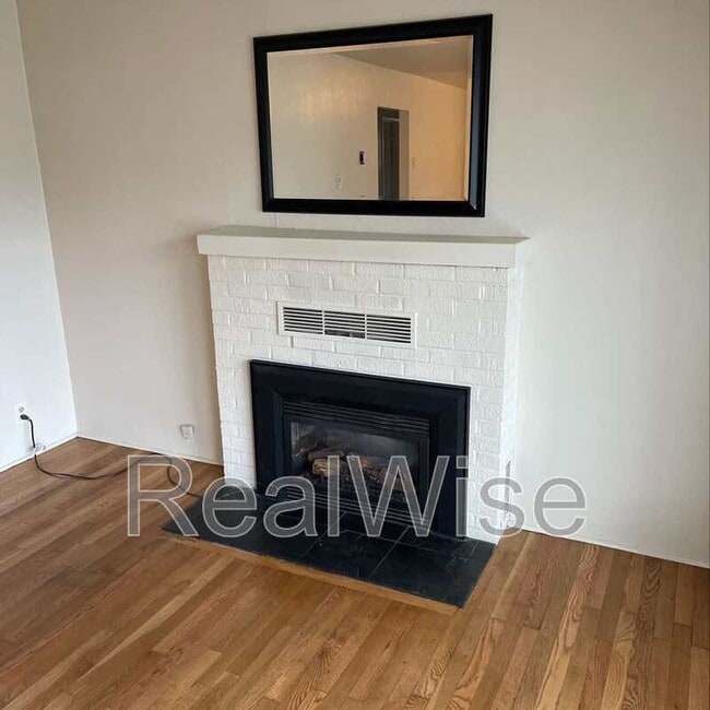 Building Photo - 443 NE Baker Dr
