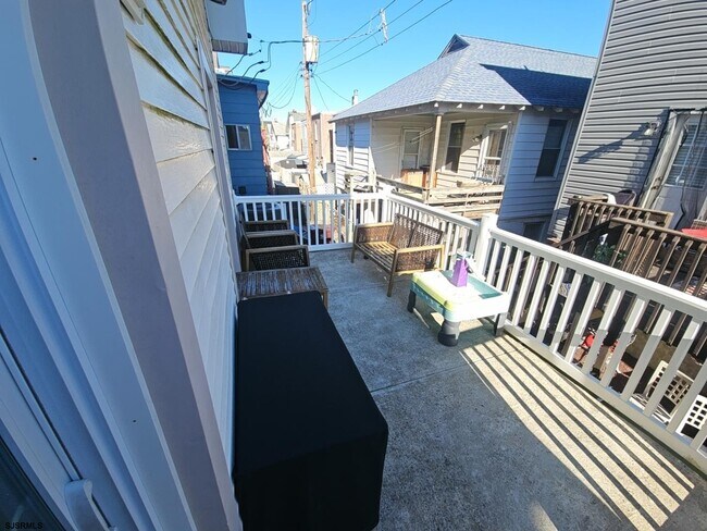 Building Photo - 111 N Sacramento Ave