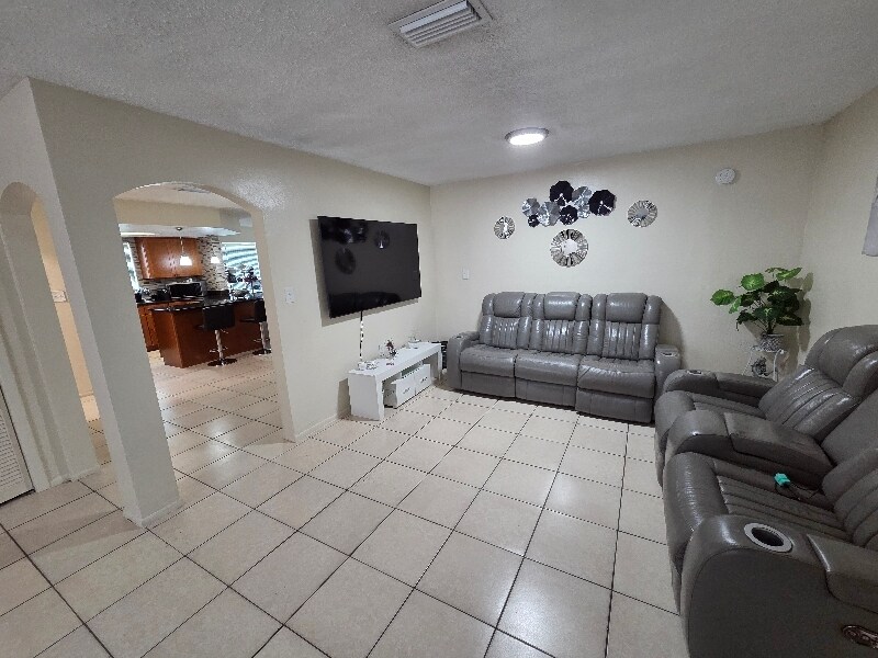 Building Photo - 9935 Marlinton Ln